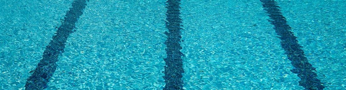 Dyrk motionssvømning i det lækre opvarmede vand.